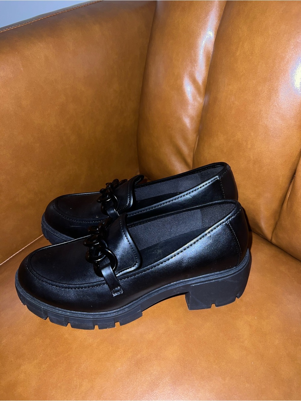 Madden NYC Hoxtonn loafers featuring a black lug sole and a chunky chain size 9